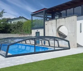 Pool mit Poolüberdachung ELEGANT und Rasen