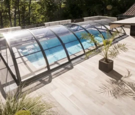 Pool mit Poolüberdachung Klassik und Pflanzen
