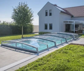 Modernes Haus mit Poolüberdachung Kreativ
