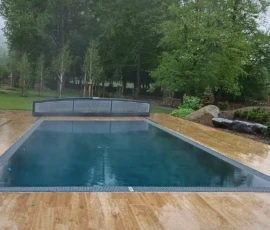 Moderner Pool in grüner Umgebung