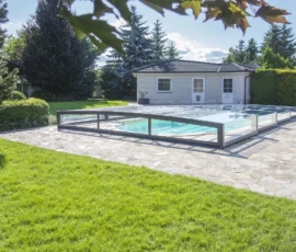 Haus mit Pool, Poolüberdachung P8 und Garten
